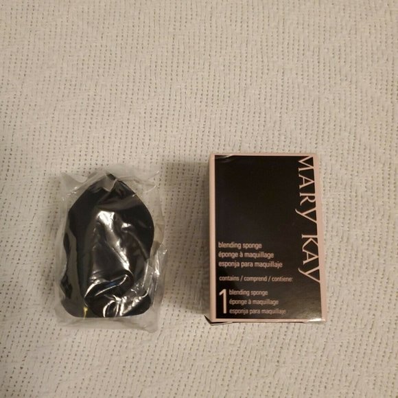 Mary Kay Blending Sponge - Picture 1 of 4